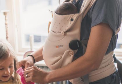 Hoe kan je je pasgeboren baby dragen met een draagzak?