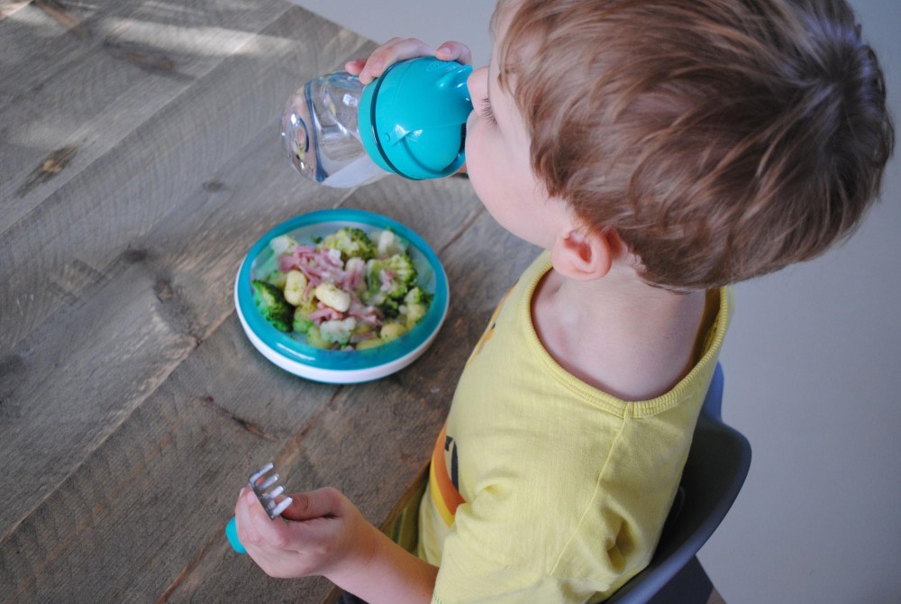 Teach your child to drink with a sippy cup - BABYmatters