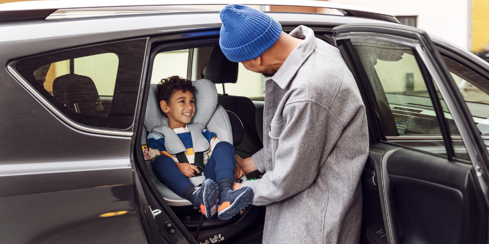 Je kind zit extra veilig in de autostoel met de eBuckle van de 360° draaibare BeSafe iZi Turn M i-Size - tegen de rijrichting