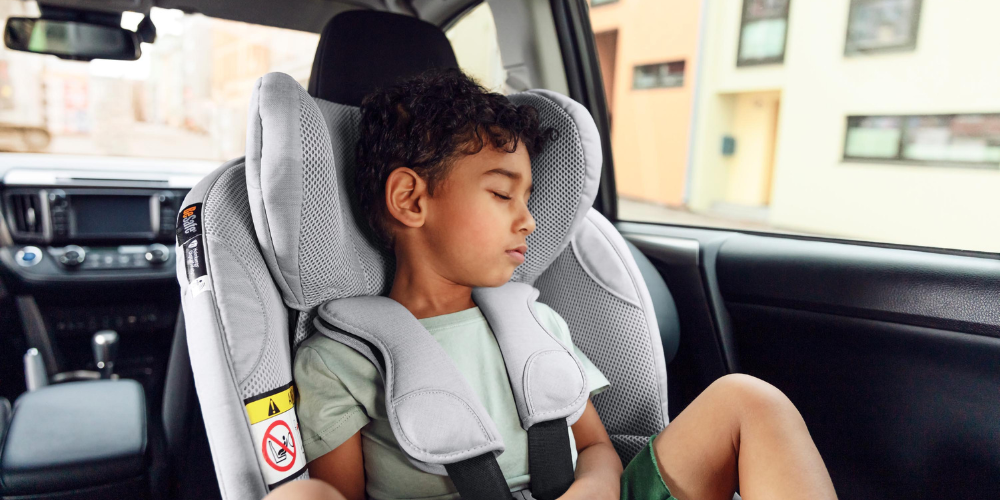 Keeping your child extra safe in the car seat with the e-buckle of the 360° rotating iZi Turn M i-Size!