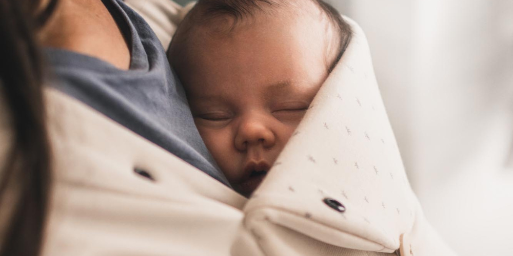 Comment porter votre nouveau-né avec un porte-bébé ?