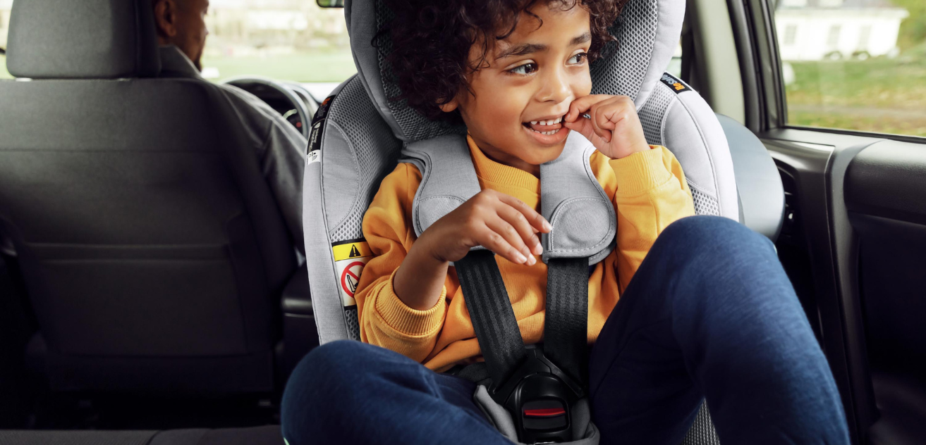 Votre enfant est encore plus sûr dans le siège auto grâce à la boucle  électronique de l'iZi Turn M i-Size qui pivote à 360° ! - BABYmatters