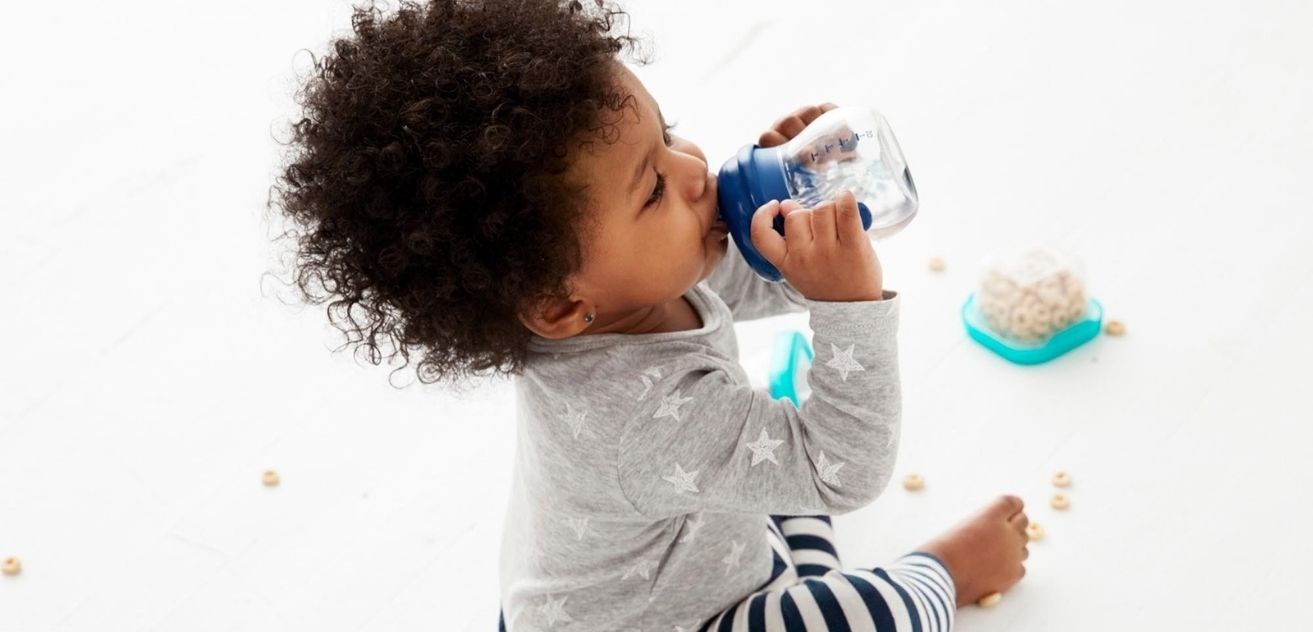 L'apprentissage de la paille pour bébé : comment lui apprendre à boire ?